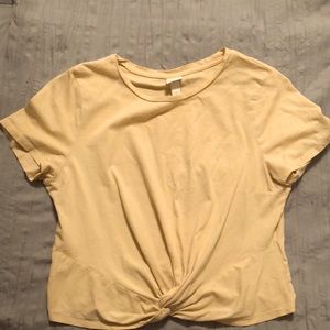 pale yellow crop tee from h&m. fits like a small/medium. only worn a few times.